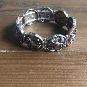 Stretch bracelet with sculptured crabs